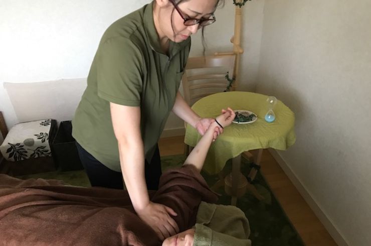 一人で悩む女性